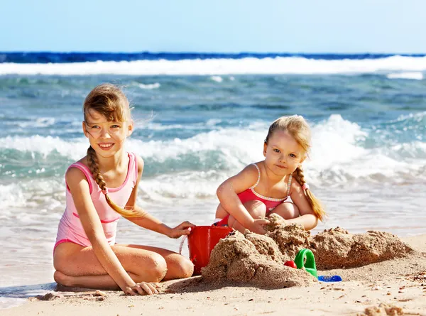 Çocuklar kumsalda oynarken. — Stok fotoğraf