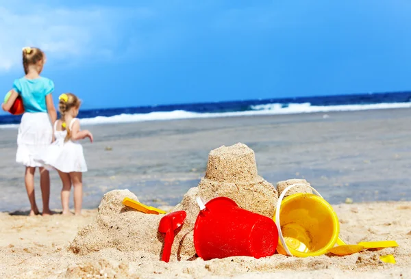 Çocuklar kumsalda oynarken. — Stok fotoğraf