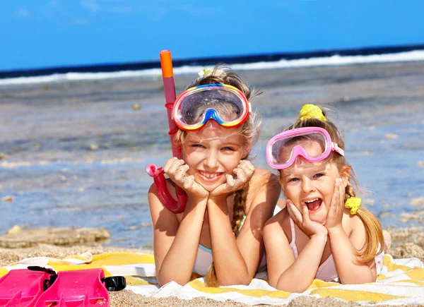 Děti hrají na pláži. — Stock fotografie
