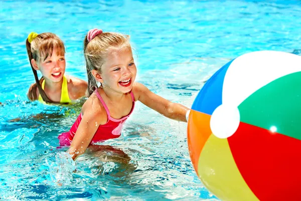 Children swimming in pool. — Stock Photo, Image