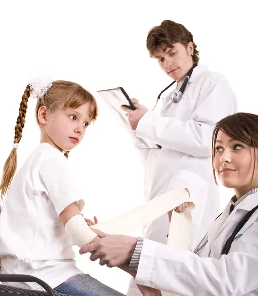 Skupiny pediatr léčbě šťastné dítě. lékařství. — Stock fotografie