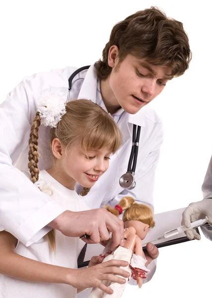 Läkare lär barnet att göra inympning. — Stockfoto