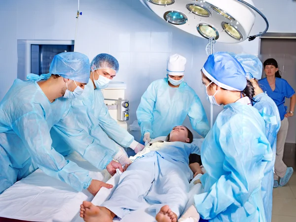 Donna in barella in sala operatoria . — Foto Stock