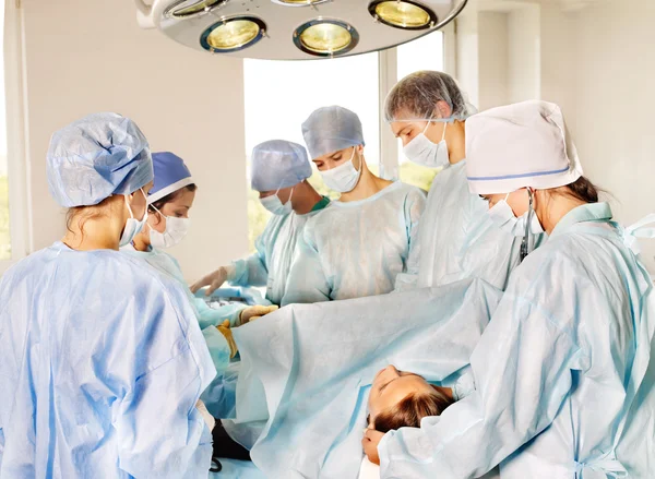 Kobieta na gurney w sali operacyjnej. — Zdjęcie stockowe