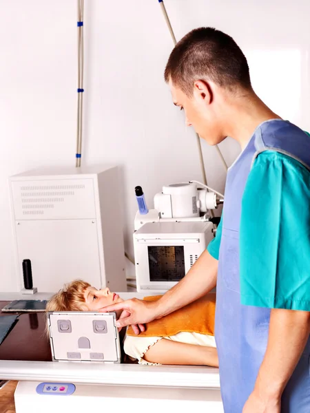 Criança com médico radiologista . — Fotografia de Stock