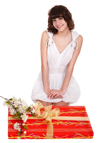 Gyönyörű lány piros ajándék doboz és virág. — Stock Fotó