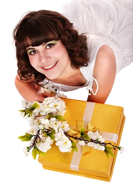 Menina bonita com caixa de presente vermelho e flor . — Fotografia de Stock