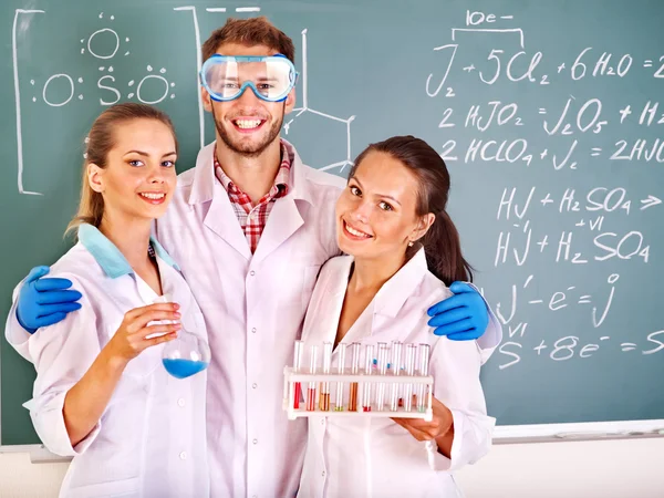Grupa studentów chemii z kolby. — Zdjęcie stockowe