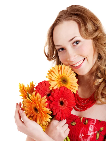 Gelukkig jonge vrouw bedrijf bloemen. — Stockfoto