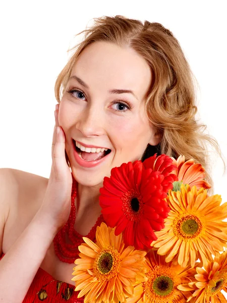 Gelukkig jonge vrouw bedrijf bloemen. — Stockfoto