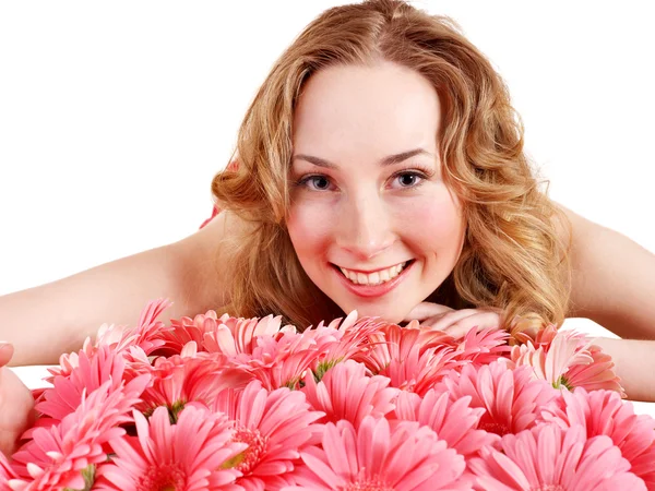 Νεαρή γυναίκα που βρίσκεται στα λουλούδια. — Φωτογραφία Αρχείου