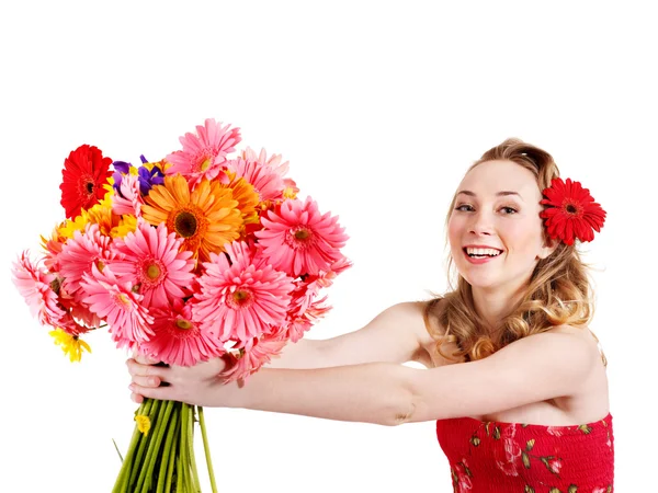 Glückliche junge Frau schenkt Blumen. — Stockfoto