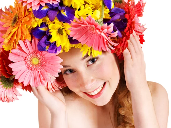 Молодая женщина с цветами на волосах . — стоковое фото