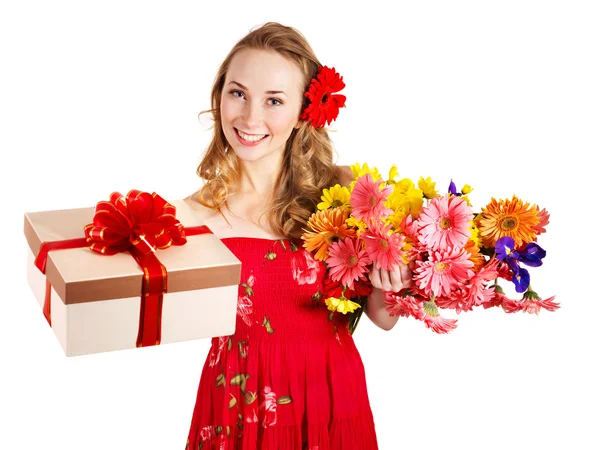 Mujer joven sosteniendo caja de regalo y flores . — Foto de Stock