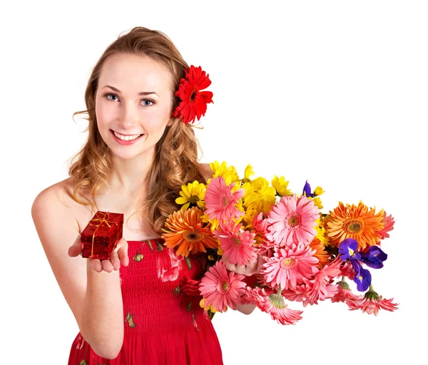 Genç bir kadın tutarak çiçek. — Stok fotoğraf