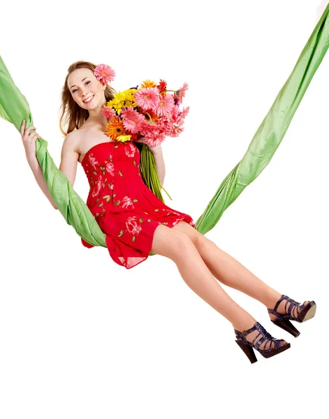 Jeune femme tenant des fleurs sur swing . — Photo