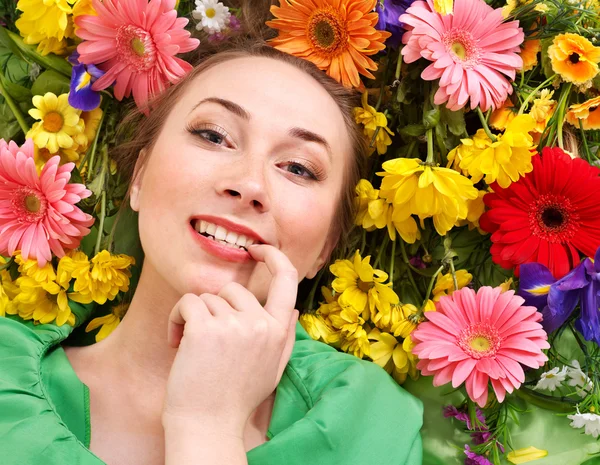Jonge vrouw in bloemen gezicht aan te raken. — Stockfoto