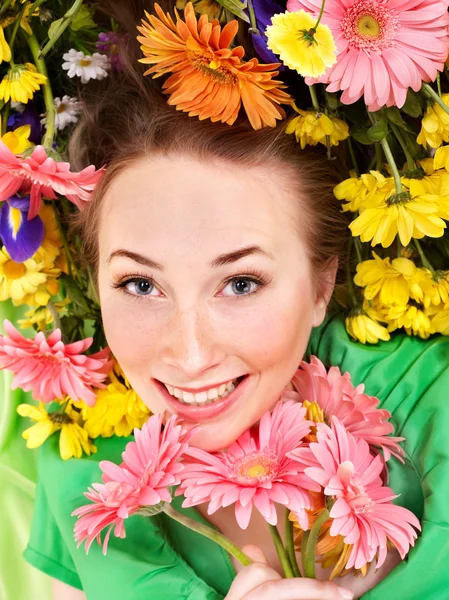 Ung kvinna i blommor . — Stockfoto