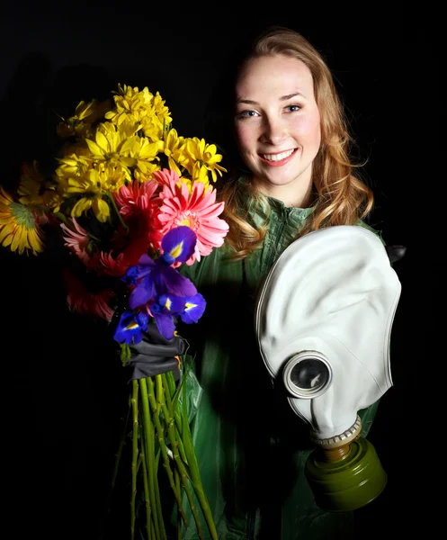 Mulher segurando flores e máscara de gás  . — Fotografia de Stock