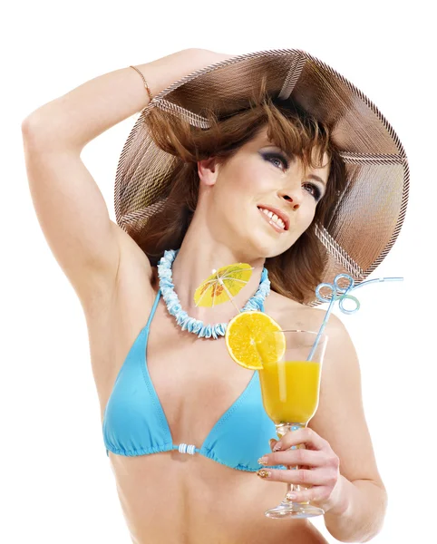 Tjej i bikini dricka apelsinjuice. — Stockfoto
