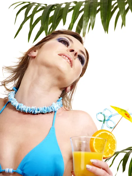 Девушка в бикини пьет коктейль . — стоковое фото