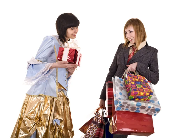 Дві красиві подружки насолоджуються покупками . — стокове фото