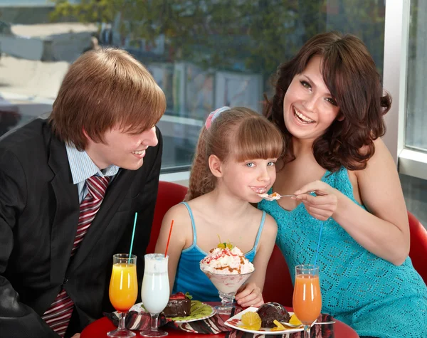 Familia feliz con el niño en la cafetería . —  Fotos de Stock