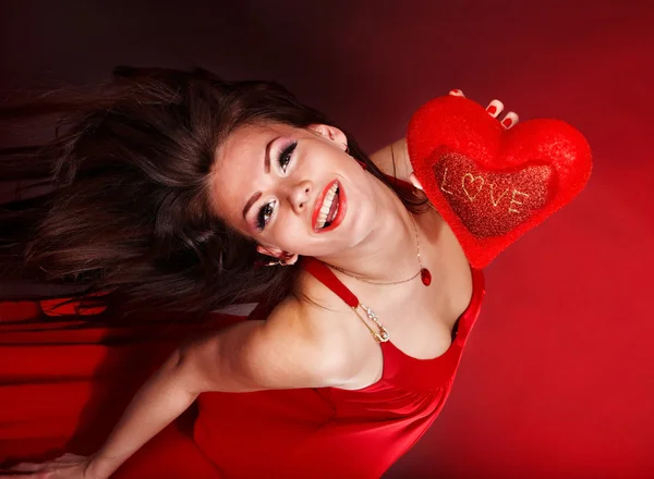 빨간색 비행에 마음을 가진 소녀입니다. 발렌타인 데이. — 스톡 사진