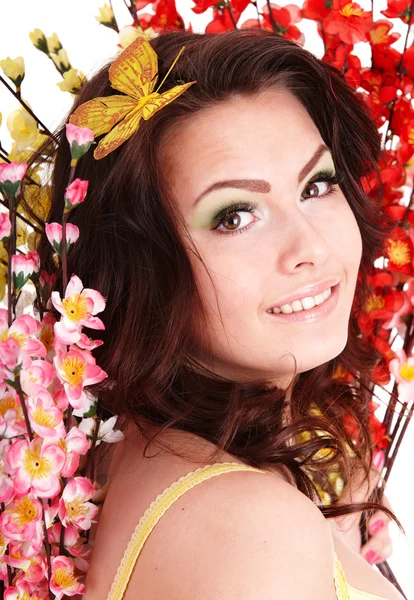 Mooi meisje met voorjaar bloem en vlinder. — Stockfoto