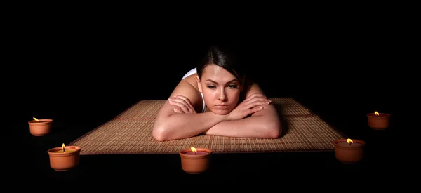 Красивая девушка с тайским массажем . — стоковое фото