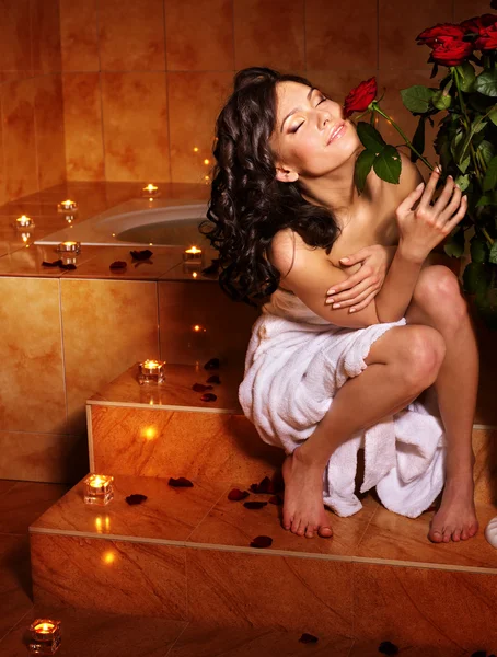 Mulher relaxante na sauna . — Fotografia de Stock