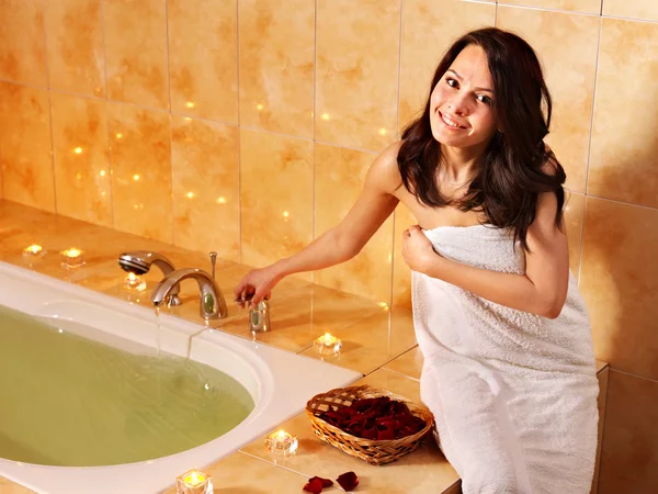 Femme relaxant dans le bain. — Photo