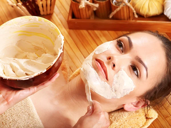 Ung kvinna med lera ansiktsmask. — Stockfoto