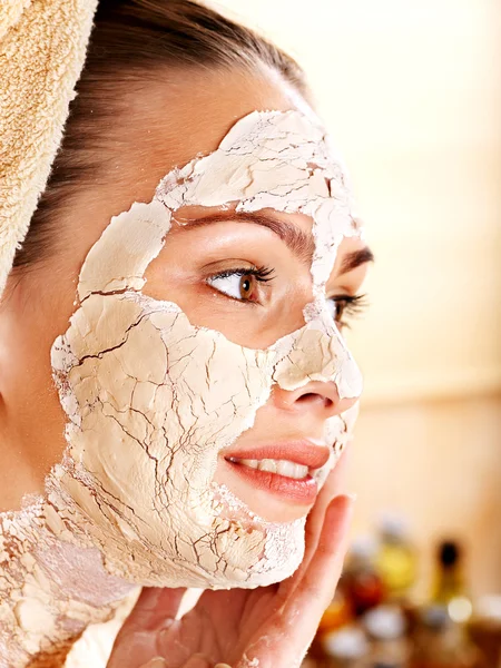 Wanita memiliki masker wajah tanah liat . — Stok Foto