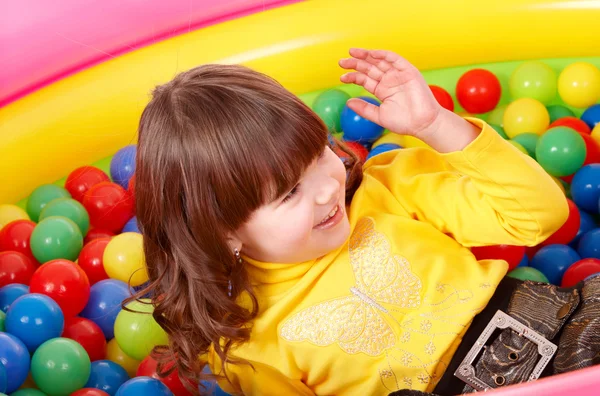 Dítě hraje ve skupině barevné koule. — Stock fotografie