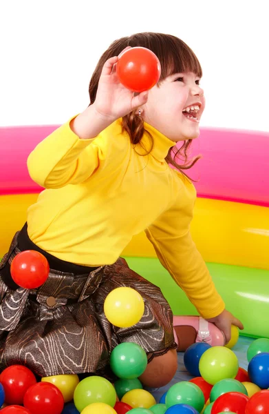 Счастливый ребенок в группе красочный бал . — стоковое фото