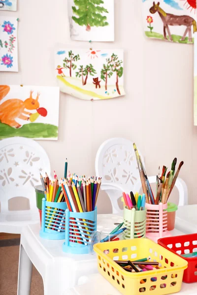 Kleurrijke potlood in de kunst klas. — Stockfoto