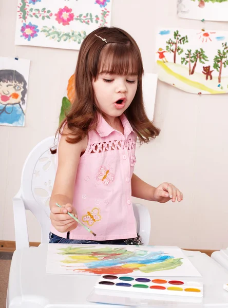 Peinture pour enfants en préscolaire . — Photo