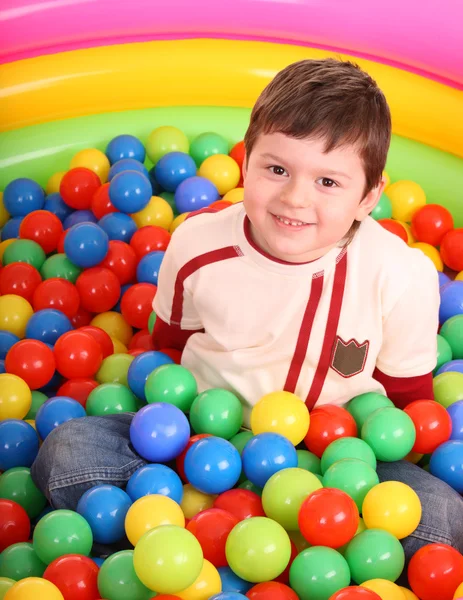 Compleanno di ragazzo in palle a colori . — Foto Stock
