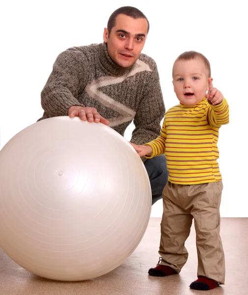 Pai e filho com bola de fitness . — Fotografia de Stock