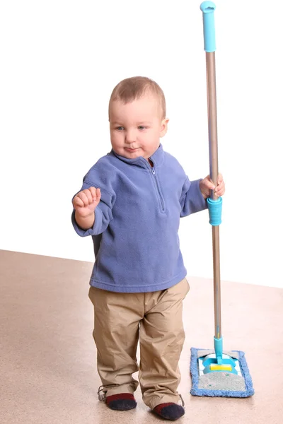 Malý chlapec s tamponem čistou podlahu. — Stock fotografie