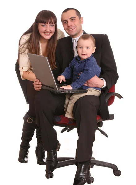 Ευτυχισμένη οικογένεια με το lap-top που κάθονται σε καρέκλα. — Φωτογραφία Αρχείου