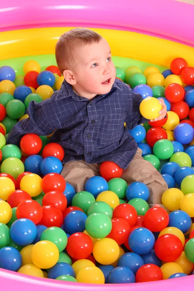 Födelsedag av roliga pojke i bollar. — Stockfoto