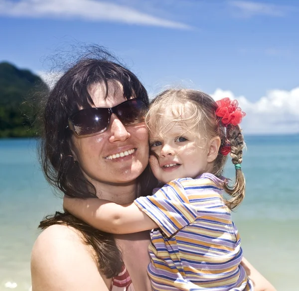 Vrouw in zonnebril en baby. — Stockfoto