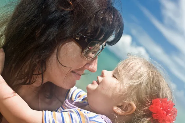 Vrouw in zonnebril en baby. — Stockfoto