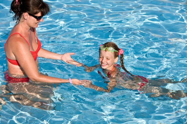 Dziecko nauczyć pływać w basenie. — Zdjęcie stockowe