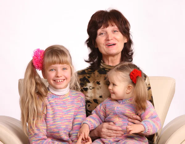 Счастливая бабушка и две внучки . — стоковое фото