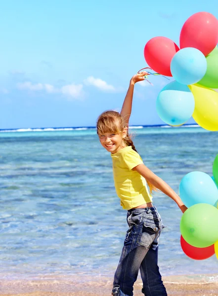 Dziecko z balonów na plaży — Zdjęcie stockowe