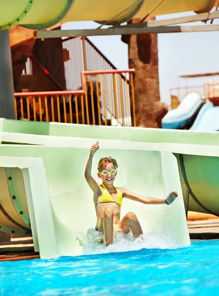 Bambino sullo scivolo d'acqua all'aquapark . — Foto Stock