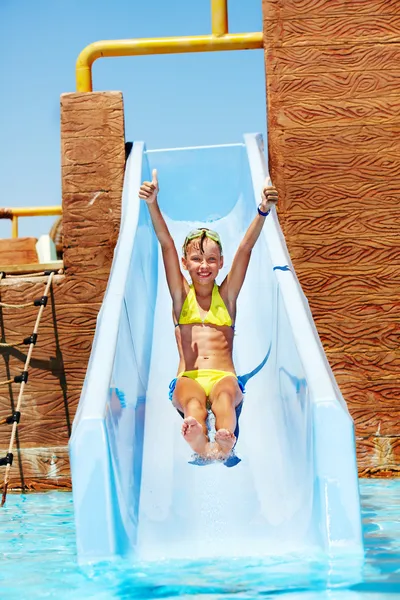 Kind auf Wasserrutsche im Aquapark. — Stockfoto